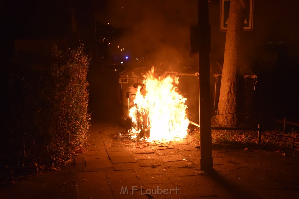 Mehrere Muell Sperrmuellbraende Köln Vingst Ansbacherstr P40.JPG - Miklos Laubert